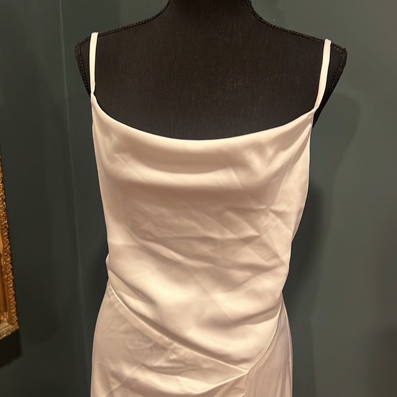Stunning Lulu’s satin white dress size medium - Picture 2 of 11